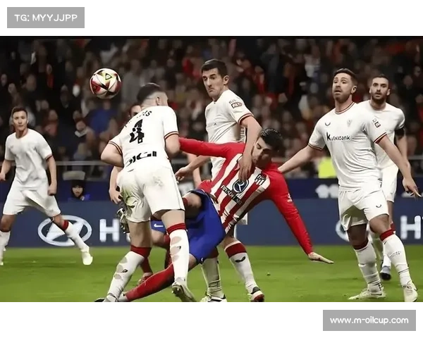 西班牙人对塞维利亚赛前，主场为患病小球迷默哀致敬