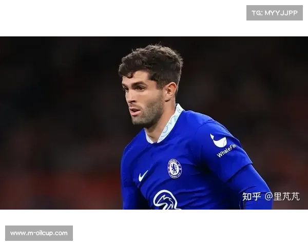 普利西奇替补席待命,眼神专注凝视赛场等待召唤 普利西奇替补席待命,眼神专注凝视赛场等待召唤